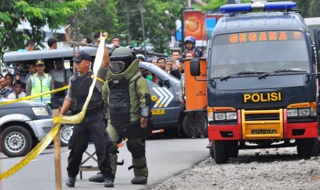 Tim Penjinak Bahan Peledak (Jihandak) bersiap mengamankan barang mencurigakan di lokasi ditemukannya bom rakitan (Ilustrasi)