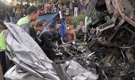 Tim penolong berupaya mengevakuasi korban pada musibah kecelakaan lalulintas di jalur alternatif mudik Lebaran 1436 Hijriyah, di Dusun Deplongan, Desa Wates, Kecamatan Getasan, Kabupaten Semarang, Jawa Tengah, Kamis (16/7).Republika/Bowo Pribadi