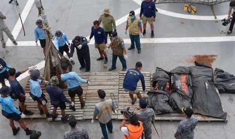 Tim Penyelam TNI AL berhasil mengevakuasi lagi 4 jenazah, dari badan pesawat AirAsia QZ-8501 di perairan Selat Karimata, dekat Pangkalan Bun, Kotawaringin Kalimantan Tengah, Sabtu (24/1).   (Antara/Pool/Adek Berry)