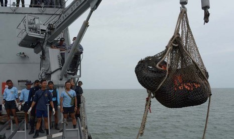 Tim Penyelam TNI AL berhasil mengevakuasi lagi 4 jenazah, dari badan pesawat AirAsia QZ-8501 di perairan Selat Karimata, dekat Pangkalan Bun, Kotawaringin Kalimantan Tengah, Sabtu (24/1).   (Antara/Pool/Adek Berry)