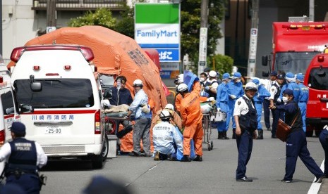 Tim penyelamat bekerja di lokasi penusukan di sebuah halte bus di Kawasaki, dekat Tokyo, Jepang, Selasa (28/5).