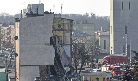 Tim penyelamat bekerja di sebuah bangunan yang ambruk di Poznan, Polandia, Ahad (4/3). Sebuah blok apartemen runtuh, menewaskan beberapa orang dan melukai lebih dari 20 lainnya. Tim pemadam kebakaran dibantu anjing penyelamat menyisir puing-puing untuk mencari lebih banyak korban. 