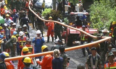 Tim penyelamat bekerja memompa air keluar dari gua yang banjir di Mae Sai, Chiang Rai, Thailand, Rabu (4/7). Tim sepak bola remaja Thailand masih berada di dalam gua.