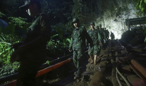 Tim penyelamat di depan pintu masuk gua Tham Luang di Mae Sai, Chiang Rai, Thailand, Ahad (1/7). Petugas terus berupaya mencari tim sepak bola yang hilang.