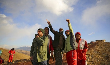 Tim penyelamat Iran mencapai lokasi jatuhnya pesawat Aseman Airlinesdi pegunungan Dena di selatan Iran, Senin (19/2).