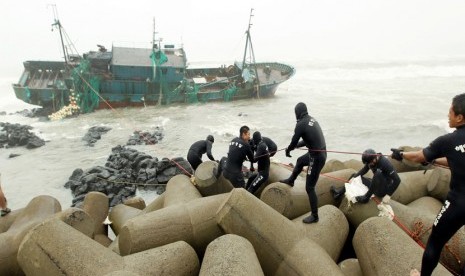    Tim penyelamat Korea Selatan mencoba menyelamatkan nelayan Cina dari kapal yang kandas di Jeju, Korea Selatan, Selasa (28/8). (Kang Jae-nam/AP)