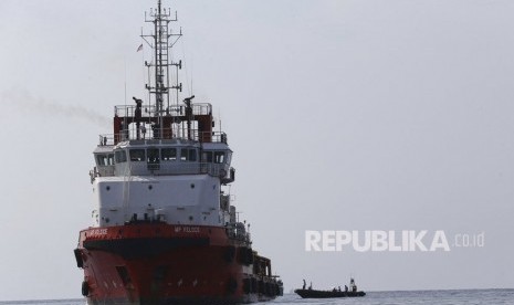 Tim penyelamat melakukan operasi pencarian di perairan Ujung Karawang, Jawa Barat, setelah pesawat Lion Air menabrak laut Senin (29/10/2018). 