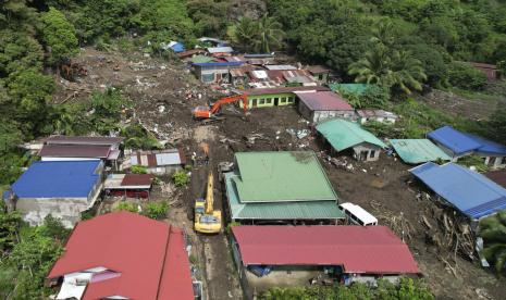 Tim penyelamat mencari jenazah setelah tanah longsor yang dipicu oleh Badai Tropis Trami menghantam rumah-rumah di Talisay, Provinsi Batangas, Filipina pada Sabtu, 26 Oktober 2024.