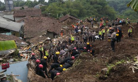 Tim penyelamat mencari korban di sebuah desa yang dilanda tanah longsor akibat gempa di Cianjur, Jawa Barat, Indonesia, Kamis, 24 November 2022. Pada hari keempat pencarian yang semakin mendesak, tim penyelamat Indonesia mempersempit pekerjaan mereka Kamis ke tanah longsor di mana puluhan diyakini terperangkap setelah gempa bumi yang menewaskan ratusan orang, banyak dari mereka adalah anak-anak. 