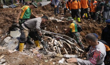 Tim penyelamat mencari korban tanah longsor yang dipicu gempa di Cianjur, Jawa Barat, Indonesia, Rabu, 23 November 2022. Lebih banyak penyelamat dan sukarelawan dikerahkan Rabu di daerah yang hancur di pulau utama Indonesia di Jawa untuk mencari korban tewas dan hilang dari gempa yang menewaskan ratusan orang. 