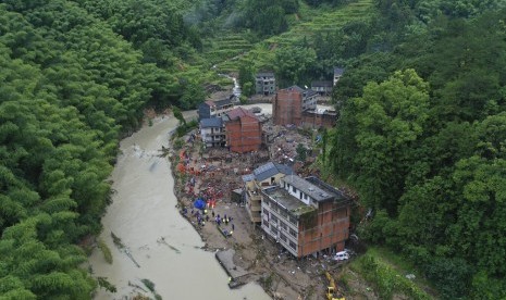 Tim penyelamat mencari korban Topan Lekima di daerah Yongjia, provinsi timur Zhejiang, Cina, Sabtu (10/8).