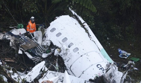 Tim penyelamat mencari  puing-puing pesawat carteran yang jatuh di luar Medellin, Kolombia, Selasa 29 November 2016. 