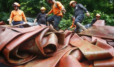  Tim penyelamat mengatur selang dan pompa air dalam pencarian tim sepak bola yang hilang di gua di Mae Sai, Chiang Rai, Thailand, Kamis (28/6).