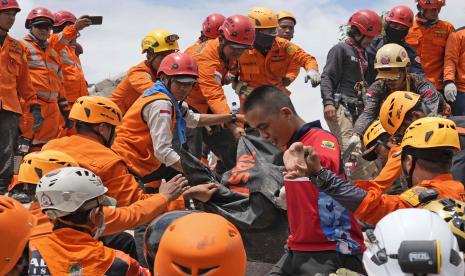  Tim penyelamat mengevakuasi jenazah korban gempa dari bawah reruntuhan bangunan yang runtuh di Cianjur, Jawa Barat, Indonesia, Selasa, 22 November 2022. Tim penyelamat pada Selasa berjuang untuk menemukan lebih banyak jenazah dari puing-puing rumah dan bangunan yang roboh oleh gempa bumi. gempa bumi yang menewaskan sejumlah orang dan melukai ratusan orang di pulau Jawa utama Indonesia.