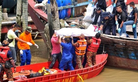 Tim penyelamat mengevakusi korban imigran asal Indonesia di Hutan Melintang, dekat Teluk Intan, Malaysia, Kamis (3/9). 