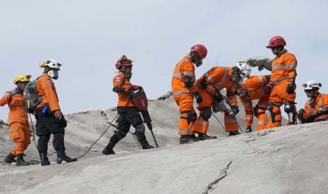 Tim penyelamat menggunakan peralatan untuk memecahkan semen saat mereka mencoba mengevakuasi jenazah korban gempa bumi dari bawah reruntuhan bangunan yang runtuh di Cianjur, Jawa Barat, Indonesia, Selasa, 22 November 2022. Tim penyelamat pada hari Selasa kesulitan menemukan lebih banyak jenazah dari puing-puing rumah dan bangunan yang roboh akibat gempa bumi yang menewaskan sejumlah orang dan melukai ratusan orang di pulau utama Indonesia di Jawa. 