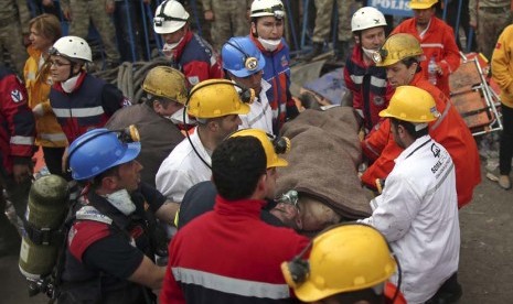   Tim penyelamat menyelamatkan seorang pekerja terjebak dalam tambang batu bara di Soma, Turki Barat, Rabu (14/5).