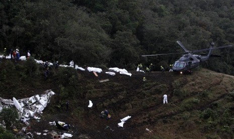 Tim penyelemat melakukan evakuasi di lokasi jatuhnya pesawat yang membawa tim Chapecoense di La Union, Department of Antioquia, Kolombia, Selasa (29/11). 