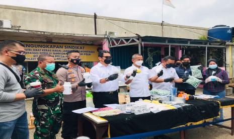 Tim penyidik gabungan  Direktorat Tindak Pidana Narkoba Bareskrim Polri, Direktorat Narkoba Polda Jawa Barer, dan Polres Bogor menggrebek ruko tempat produksi dan peredaran gelap obat-obatan keras ilegal di Cikaret, Kecamatan Cibinong, Kabupaten Bogor. Jutaan butir obat keras ilegal disita dari ruko tersebut, Rabu (26/1). 