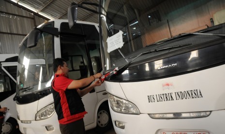 Tim Penyidik Kejaksaan Agung memasang garis kejaksaan saat menyita sejumlah mobil listrik di pabrik perakitan PT. Sarimas Ahmadi Pratama, Jalan Kp. Pondok Rajeg, Cibinong, Kabupaten Bogor, Jawa Barat, Selasa (23/6). 