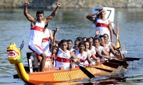 Tim perahu naga Indonesia merayakan kemenangan seusai bertanding pada final nomor mix 22 500 meter Sea Games ke-27 di Ngalaik Dam, Naypyitaw, Myanmar, Jumat (20/12)