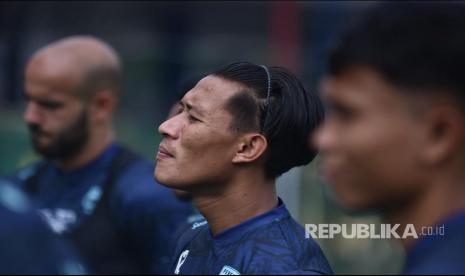 Henhen Herdiana (tengah) bersama tim Persib Bandung saat menjalani latihan rutin belum lama ini.