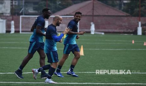 Legiun Asing tim Persib Bandung menjalani latihan rutin untuk persiapan seri tiga kompetisi Liga 1 2021/2022 di Lapangan Soccer Republic, Pasteur, Kota Bandung, Rabu (10/11). 