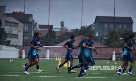 Tim Persib Bandung kembali latihan rutin untuk persiapan seri tiga kompetisi Liga 1 2021/2022 di Lapangan Soccer Republic, Pasteur, Kota Bandung, beberapa waktu lalu.