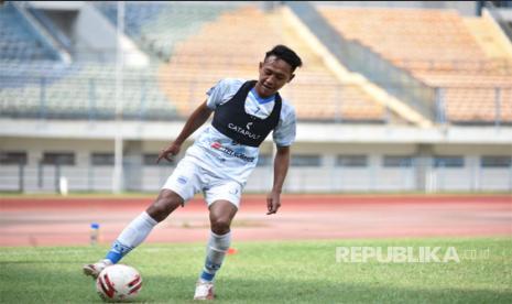 Beckham Putra menjalani latihan. Gelandang Persib Bandung Beckham Putra Nugraha menginginkan timnya siap menghadapi siapapun lawan yang mereka temui di perempat final Piala Presiden 2022. Dikutip dari situs resmi klub, Beckham mengatakan Persib Bandung siap untuk meladeni siapapun, meski begitu, ia ingin tetap skuad Maung Bandung tetap selalu waspada.