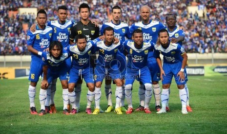  Tim Persib Bandung pada pertandingan Liga Super Indonesia 2013 Putaran II di Stadion Si Jalak Harupat, Bandung, Selasa (20/8).   (Republika/Yogi Ardhi)