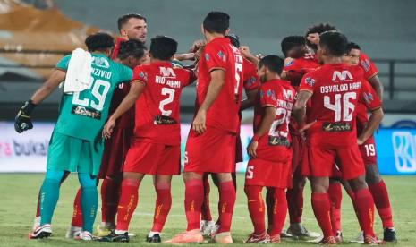 Para pemain Persija Jakarta bersiap menghadapi Persebaya Surabaya  di Stadion Kapten I Wayan Dipta Gianyar, Bali, dalam lanjutan Liga 1 Indonesia, Senin (13/2/2022) malam WIB.