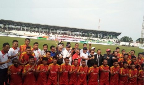 Tim Persika Karawang bersama pengurus dan donatur klub.