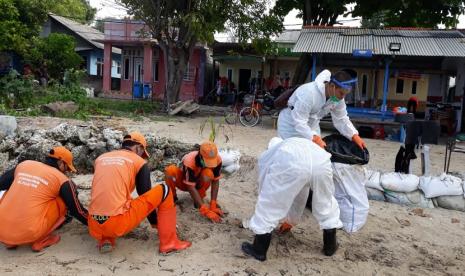 Tim Pertamina Hulu Energi Offshore Southeast Sumatra (PHE OSES), membersihkan ceceran minyak mentah yang muncul di Pulau Pari Kepulauan Seribu.