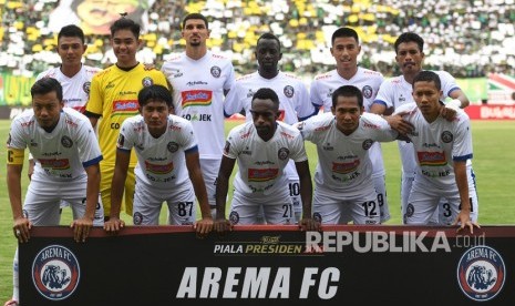 Tim pesepak bola Arema FC saat laga final leg 1 Piala Presiden 2019 melawan Persebaya Surabya di Gelora Bung Tomo, Surabaya, Jawa Timur, Selasa (9/4/2019). 