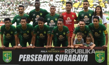 Tim pesepak bola Persebaya Surabaya saat laga final leg 1 Piala Presiden 2019 melawan Arema FC di Gelora Bung Tomo, Surabaya, Jawa Timur, Selasa (9/4/2019).