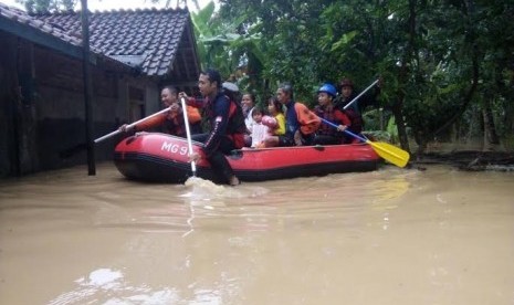 Tim PKPU membantu evakuasi korban banjir di Jawa Tengah.