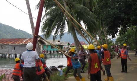 Tim PLN berjuang keras memasang tiang listrik di Desa Tanjung Kumbik Utara, Kecamatan Pulau Tiga Barat, Kabupaten Natuna, Provinsi Kepri, Kamis (19/10). 