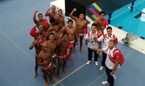 Tim polo air putra Indonesia seusai mengalahkan Malaysia pada pertandingan perdana, Selasa (15/8).