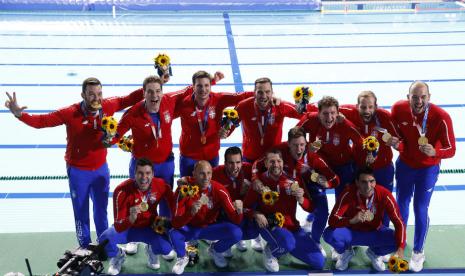 Tim polo air putra Serbia berpose seusai meraih medali emas Olimpade Tokyo, Ahad (8/8). Pada laga final, Serbia mengalahkan Yunani.