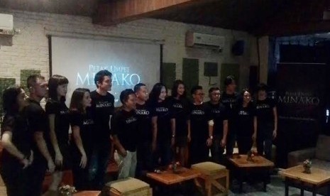 Tim produksi dan para pemain film Petak Umpet Minako