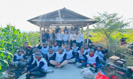 Tim Pemberdayaan Kemitraan Masyarakat (PKM) UAI di Kampung Cibeureum, Desa Sukanagalih, Kecamatan Pacet, Kabupaten Cianjur, Jawa Barat.