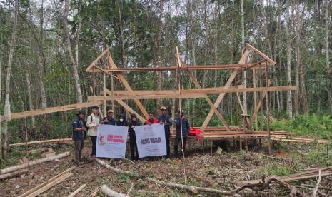 Tim pembangunan huntara dari Aqsha Tanggap Bencana (ATB) Masjid Al-Aqsha De Latinos BSD City-Tangerang Selatan dan Barabaimuda saat membangun huntara yang diperuntukkan untuk korban banjir Kalimantan Selatan beberapa waktu lalu.