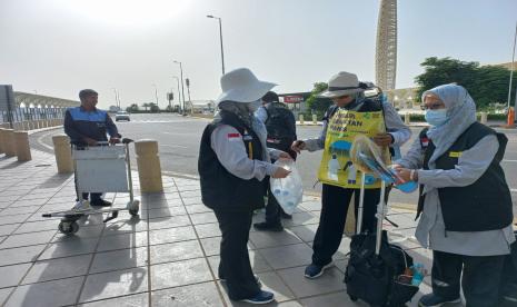  Tips Jamaah Haji Agar tak Kehilangan Sandal dan Lupa Jalan Pulang ke Hotel. Foto:  Tim promosi kesehatan (promkes) PPIH Arab Saudi Bidang Kesehatan membawa  alat pelindung diri (APD) seperti topi, payung, kaca mata, masker, sandal. Perlengkapan ini dibawa untuk diberikan kepada jamaah jika ada yang tidak memakai perlengkapan tersebut. 