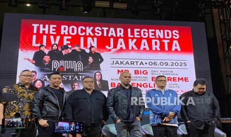 Tim promotor konser Dewa 19 Featuring All Stars 2.0 dan Ahmad Dhani hadir dalam konferensi pers di kawasan Senayan, Jakarta, Senin (30/12/2024).