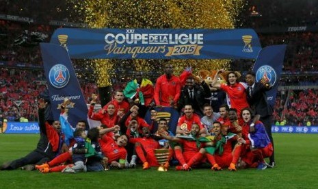 Tim PSG merayakan gelar juara Piala Liga Prancis 2014/2015