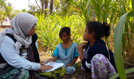 Tim Pshycological First Aid (PFA) Dompet Dhuafa melakukan kegiatan penilaiai stres dan trauma, play terapy, konseling pada anak yang trauma gempa Lombok. 