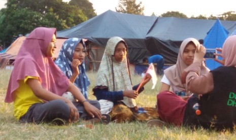 Tim psikolog yang dikirim Dompet Dhuafa tengah melakukan pemulihan psikologis anak-anak untuk mengurangi trauma di Dusun Lebak Dayah, Lombok Timur, NTB. 