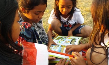 Tim psikolog yang dikirim Dompet Dhuafa tengah melakukan pemulihan psikologis anak-anak untuk mengurangi trauma di Dusun Lebak Dayah, Lombok Timur, NTB. 