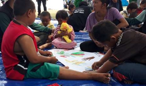 Tim Psychological First Aid (PFA) Dompet Dhuafa beri pendampingan anak-anak korban gempa bumi dan tsunami di Kota Palu, Sulawesi Tengah pada Rabu (10/10). 