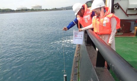 Tim PTSI melakukan sampling air laut untuk pekerjaan waste water discahrge monitoring dan welll water quality monitoring di PT Arun NGL di Lhkoseumawe, Aceh.